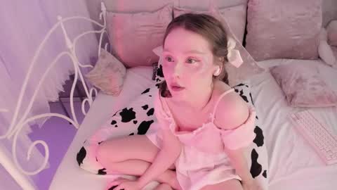 Snapshot of alice_kinky_girl chatting on September 13, 11:23 am Alice online show from September 13, 11:23 am