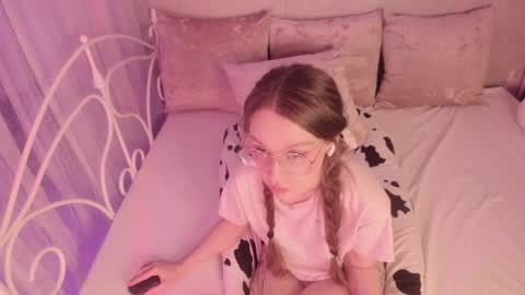 Snapshot of alice_kinky_girl chatting on February 12, 12:58 am Alice online show from February 12, 12:58 am