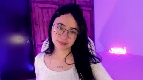 Snapshot of alicee_2 chatting on February 4, 5:12 pm Aliceee  ..   97YP9VWGZHrefnav wishlist lists 1 online show from February 4, 5:12 pm
