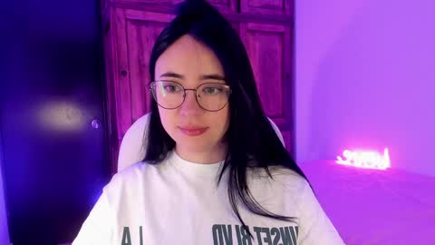 Snapshot of alicee_2 chatting on February 7, 9:47 am Aliceee  ..   97YP9VWGZHrefnav wishlist lists 1 online show from February 7, 9:47 am