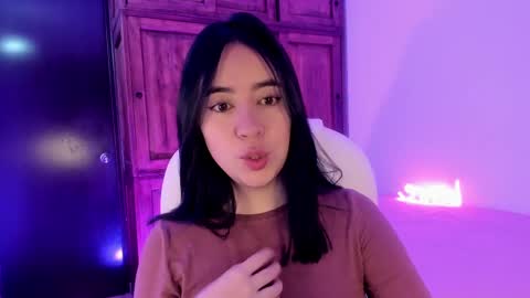 Snapshot of alicee_2 chatting on February 15, 11:06 am Aliceee  ..   97YP9VWGZHrefnav wishlist lists 1 online show from February 15, 11:06 am