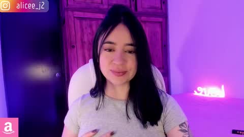 Snapshot of alicee_2 chatting on February 19, 5:06 pm Aliceee  ..   97YP9VWGZHrefnav wishlist lists 1 online show from February 19, 5:06 pm