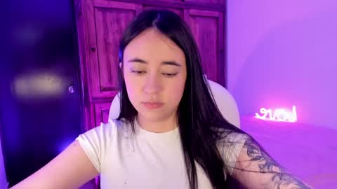 Snapshot of alicee_2 chatting on January 7, 8:10 pm Aliceee  ..   97YP9VWGZHrefnav wishlist lists 1 online show from January 7, 8:10 pm