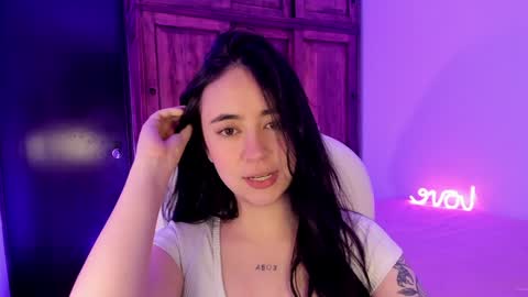 Snapshot of alicee_2 chatting on December 10, 9:00 pm Aliceee  ..   97YP9VWGZHrefnav wishlist lists 1 online show from December 10, 9:00 pm