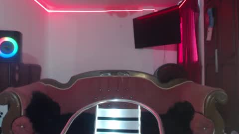 aliceesmiths online show from February 14, 6:08 pm