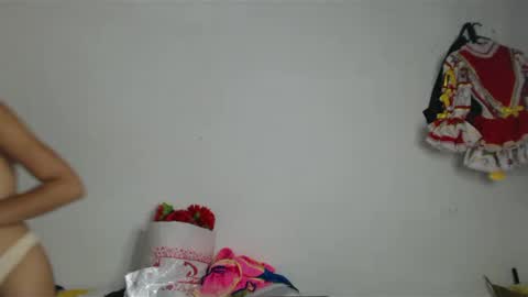 Snapshot of alicie_sexy_hot_20 chatting on February 19, 4:12 am ana online show from February 19, 4:12 am