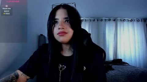 aliice_walker_ online show from February 27, 5:05 pm