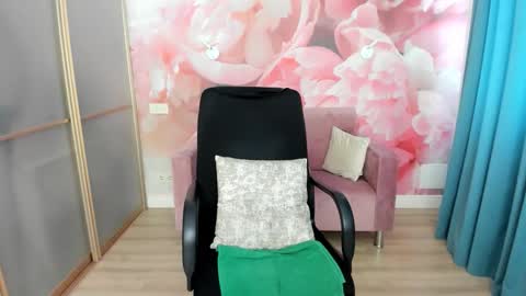 AlinaMoor online show from April 4, 6:20 am