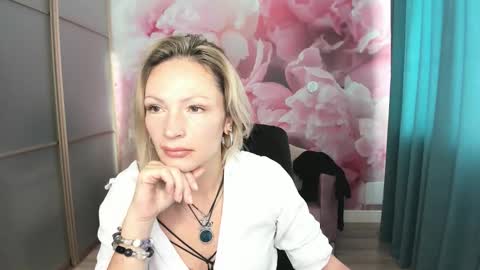 Snapshot of alinamoor chatting on October 23, 6:15 am AlinaMoor online show from October 23, 6:15 am