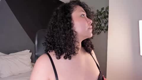 Snapshot of alixon_fiore5 chatting on December 15, 7:10 pm alixon online show from December 15, 7:10 pm