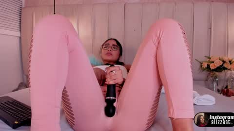 alizza_ online show from April 4, 12:12 pm