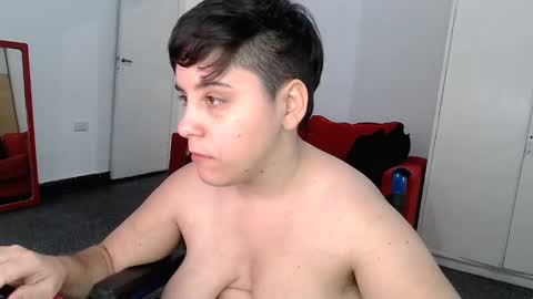 Snapshot of almondonwheels chatting on December 5, 11:23 pm Almond online show from December 5, 11:23 pm