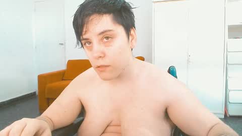 Snapshot of almondonwheels chatting on February 9, 8:34 pm Almond online show from February 9, 8:34 pm