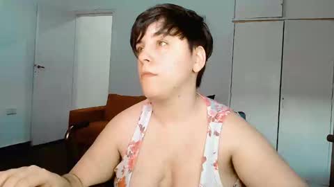 Snapshot of almondonwheels chatting on January 20, 10:37 pm Almond online show from January 20, 10:37 pm