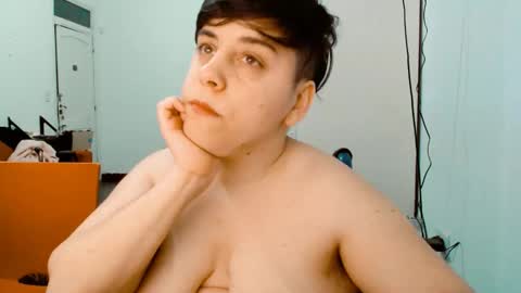 Snapshot of almondonwheels chatting on September 13, 1:52 am Almond online show from September 13, 1:52 am