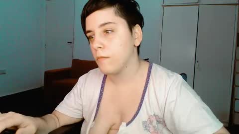 Snapshot of almondonwheels chatting on January 19, 10:28 pm Almond online show from January 19, 10:28 pm