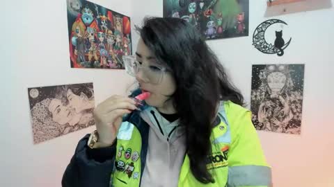 Snapshot of amaryllis_vizcaya chatting on October 21, 2:38 am  Katt   online show from October 21, 2:38 am