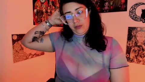 Snapshot of amaryllis_vizcaya chatting on October 1, 12:21 am  Katt   online show from October 1, 12:21 am