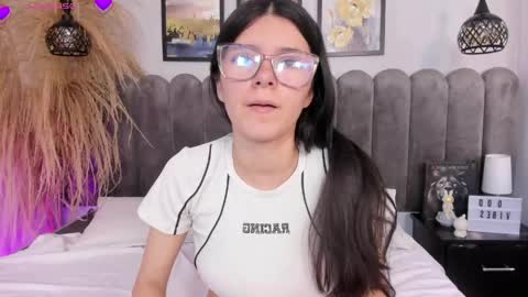 amber__hill_ online show from April 24, 3:03 pm