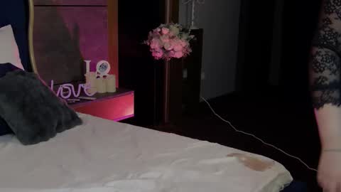 Amberseyes online show from February 6, 2:20 pm