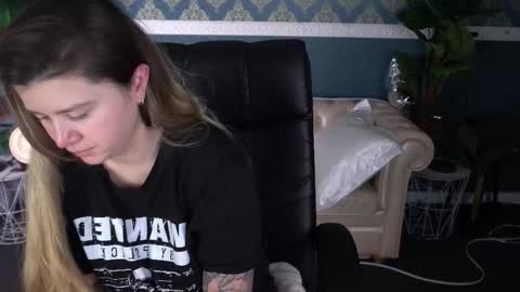 amellymillyy online show from March 2, 5:52 am