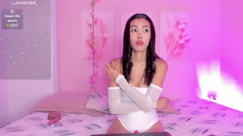 AmiiClark  online show from June 6, 7:09 pm