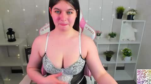 amilia_may online show from April 25, 12:51 pm