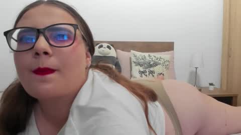 Snapshot of amiravyxen chatting on October 8, 1:35 am Amira Vyxen online show from October 8, 1:35 am