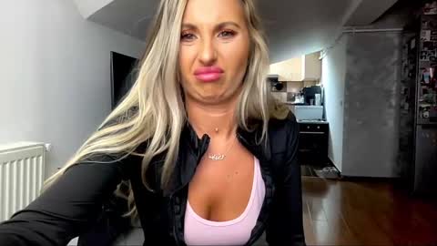 Snapshot of amyroberta92 chatting on March 11, 10:07 am amyroberta92 online show from March 11, 10:07 am