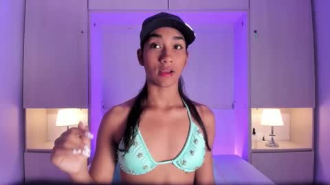 anaacollins_ online show from February 20, 11:34 am