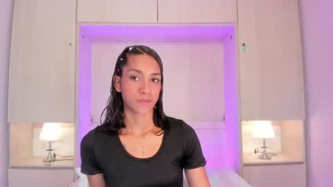 anaacollins_ online show from July 10, 11:59 am