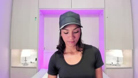 anaacollins_ online show from June 17, 11:48 am