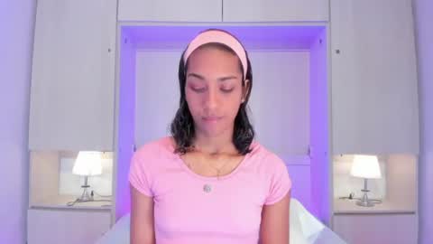 anaacollins_ online show from July 5, 11:28 am