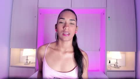 anaacollins_ online show from March 27, 12:06 pm