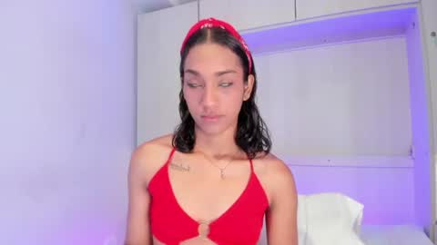 anaacollins_ online show from July 16, 12:19 pm