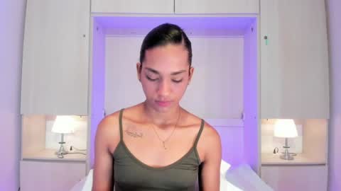 anaacollins_ online show from July 17, 12:29 pm