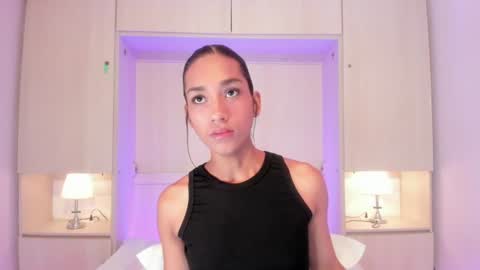 anaacollins_ online show from July 26, 12:36 pm