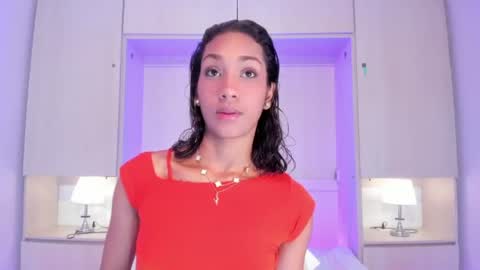anaacollins_ online show from July 1, 12:14 pm