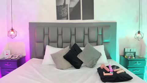 anahi  online show from February 13, 11:30 pm