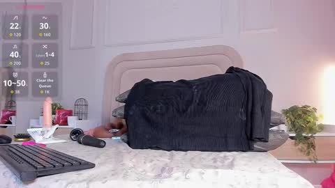 anamonroee online show from October 28, 1:23 pm