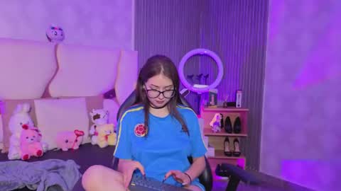 andrea_tay1 online show from July 3, 7:18 pm