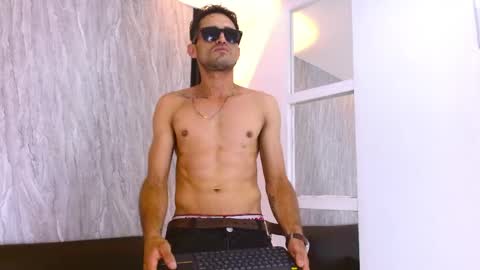 andres_colins1 online show from April 26, 7:00 pm