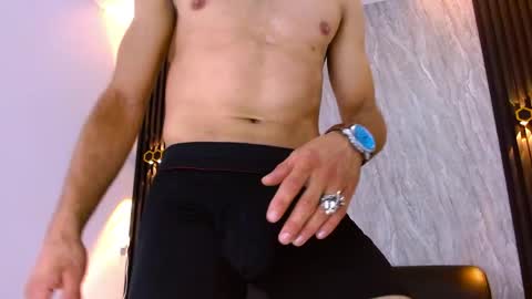 andres_colins1 online show from April 27, 7:11 pm