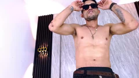andres_colins1 online show from May 9, 7:09 pm