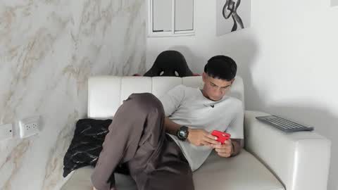 andres_stud online show from November 17, 4:26 am