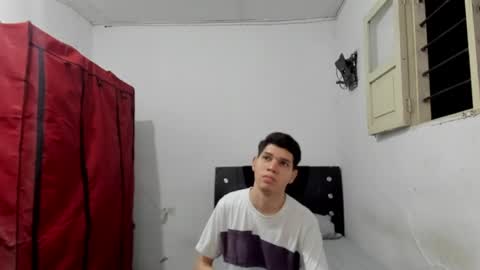 andrew_2811 online show from May 22, 1:23 am