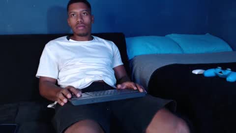 Snapshot of andrew_hoult chatting on February 9, 3:32 am Andrew online show from February 9, 3:32 am