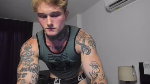 Snapshot of andy_hunk chatting on October 21, 3:22 am Andrew online show from October 21, 3:22 am