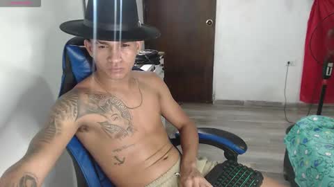 Snapshot of angel_latinguy chatting on October 13, 5:09 am Angel online show from October 13, 5:09 am