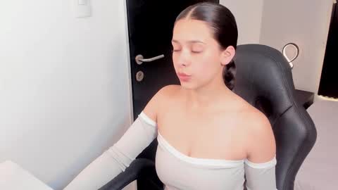 angeline_davies online show from November 26, 4:10 am